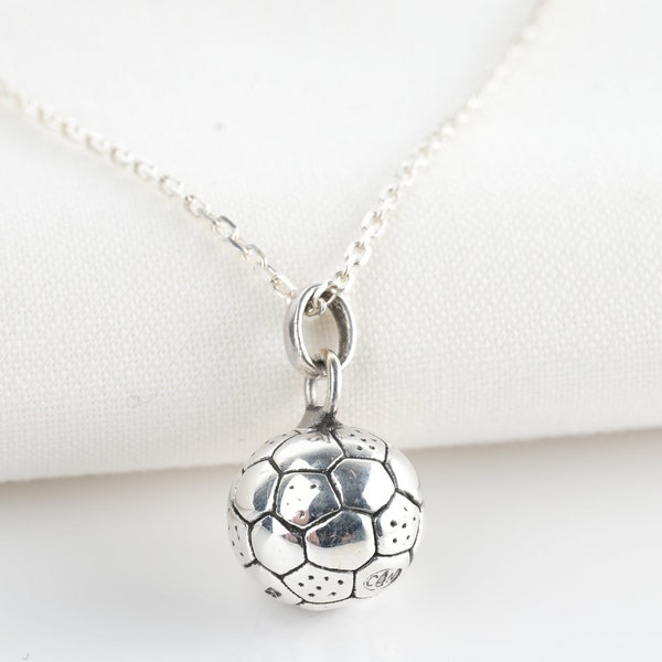 Collier ballon de football en argent, pendentif avec chaine en argent de 40 à 80cm de longueur et 1.3 et 1.9mm d'épaisseur.