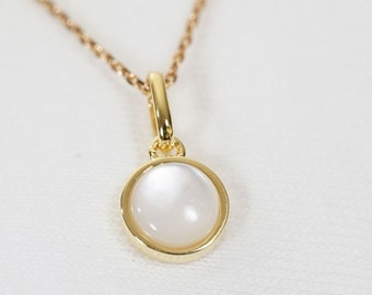 Necklace in natural mother-of-pearl (shell) gilded on silver.