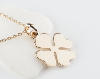 Collier avec pendentif trèfle à quatre feuilles plaqué or, bijoux minimaliste avec pendentif et chaine.