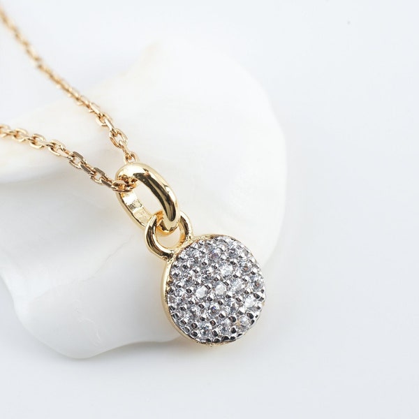 Collier avec pendentif rond brillant diamant (oxyde de zirconium), collier chaine plaqué or 18 carats.