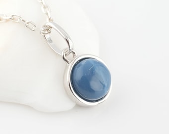 Collar con un ópalo azul natural en cabujón, colgante minimalista de plata, joyería de mujer con piedra azul.
