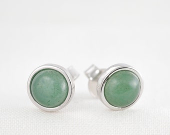 cabochon e orecchino d'avventurina d'argento. Piccolo gioiello minimalista con pietra verde da donna.