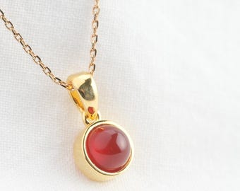 Collier avec pendentif cornaline naturelle en cabochon (pierre rouge), bijou avec pendentif et chaine doré pour femme.