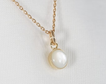 Natural mother-of-pearl necklace with chain and pendant in Gold plated on silver.