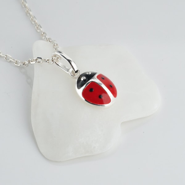 Collier Coccinelle avec chaine et pendentif en argent 925/1000.