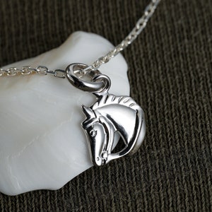 Horse necklace with pendant and chain in 925/1000 silver.
