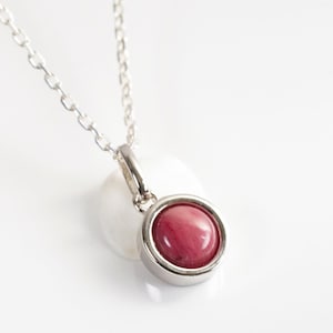 Colgante de Rodonita natural en cabujón, collar minimalista con colgante y cadena de plata, regalo minimalista para mujer.