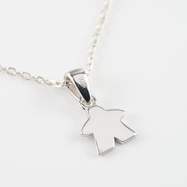 Collier meeple avec pendentif et chaine en argent, cadeau, jeux de plateau, pour geek, homme et femme.