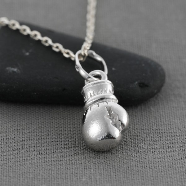 Collier avec pendentif gant de boxe  en argent et une chaine de 45 à 80 centimètres, et de 1.3 et 1.9mm d'épaisseur, pour homme et femme.