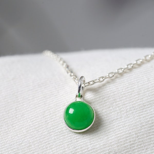 Collier jade avec pendentif en argent et jade naturelle.