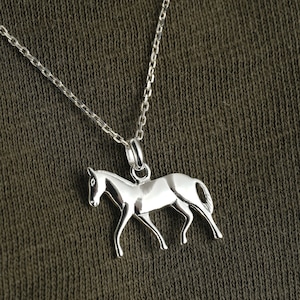 Horse necklace with pendant and chain in 925/1000 silver, gift for horse riding.