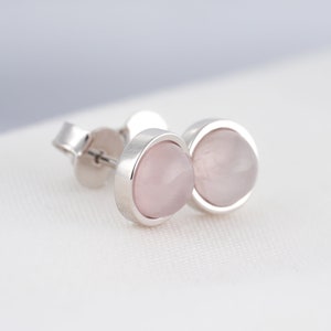 Rose quartz natural stone cabochon earring, in silver. Simple and minimalist jewelry for women.