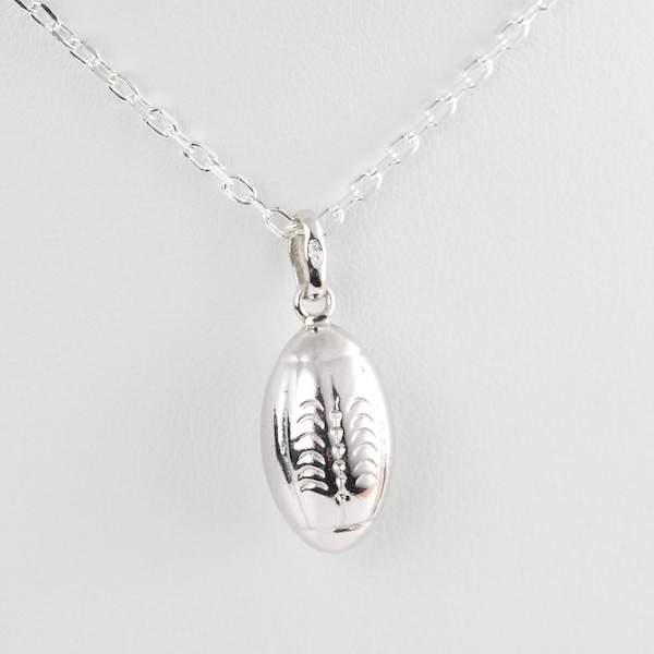 Necklace with rugby ball pendant (oval ball) in silver and a chain of 45 to 80 centimeters, 1.9mm thick.