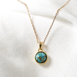 Kingman turquoise stone necklace in cabochon, pendant and golden chain, minimalist jewelry for women.