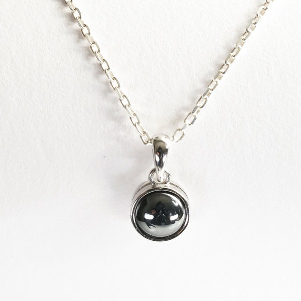 Collier hématite naturelle en cabochon et argent, petit pendentif minimaliste pour femme.