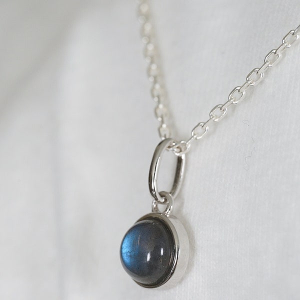 Collier labradorite naturelle, chaine et pendentif en argent sterling avec une petite labradorite minimaliste.