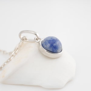 Natuurlijke sodaliet collier (cabochon) met zilveren hanger en ketting. Minimalistische sieraden voor vrouwen.