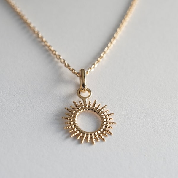 Collier Soleil avec pendentif plaqué or 18K en forme de soleil pour femme | pendentif rond | astre  minimaliste | symbole jour | jaune