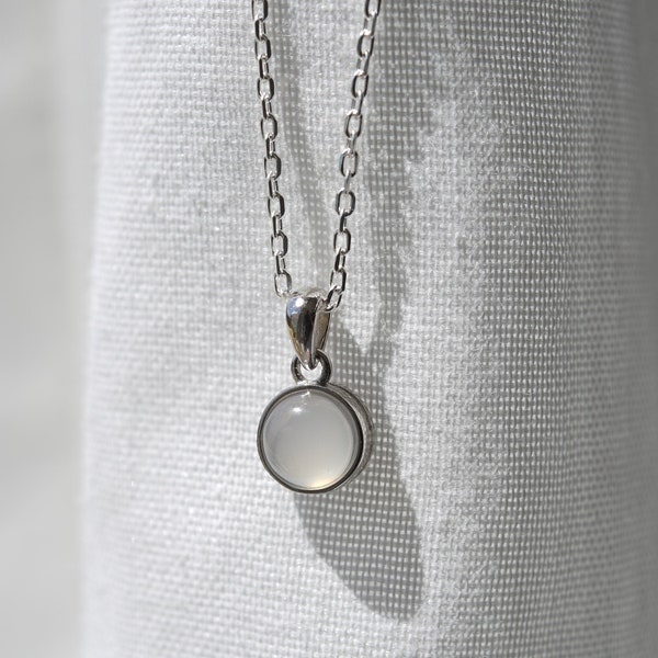 White silver agate necklace with small pendant