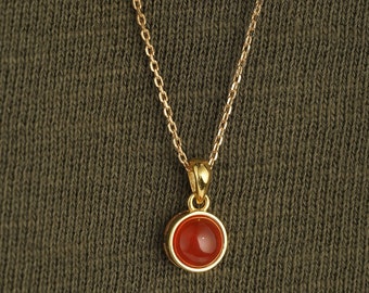 Halskette mit natürlichem Karneol-Anhänger in Cabochon, Juwel mit Anhänger und goldener Kette für Damen.