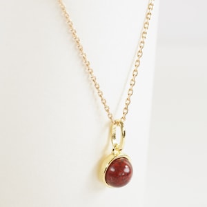Halskette aus natürlichem Breschia-Jaspis (roter Stein) für Frauen, Anhänger und goldene Kette.