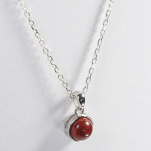 HHalskette, Anhänger und Silberkette aus natürlichem Breschia-Jaspis (roter Jaspis) im Cabochon-Stil. Minimalistischer und zeitloser Schmuck