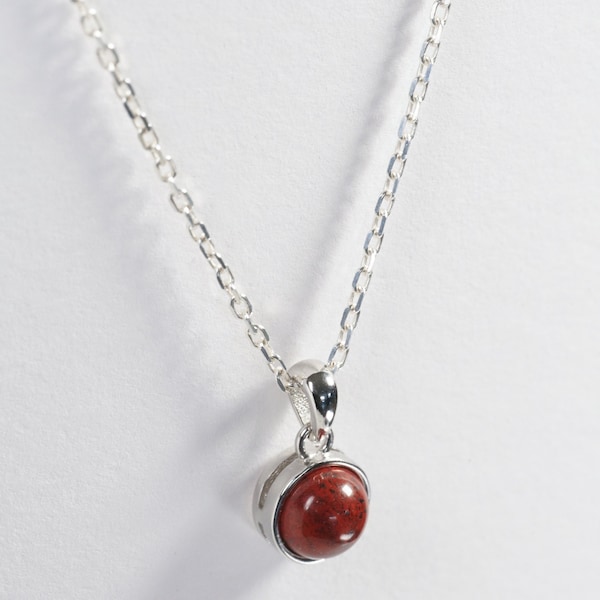 Collier jaspe breschia naturelle (pierre rouge) pour femme, pendentif et chaine en argent.