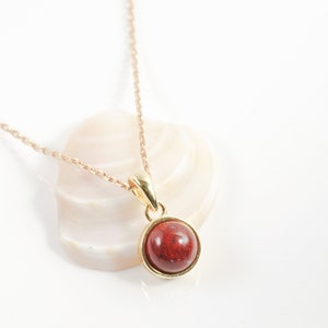 Halskette aus natürlichem Breschia-Jaspis (roter Stein) für Frauen, Anhänger und goldene Kette.