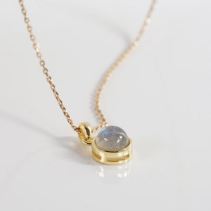 Gouden natuurlijke labradoriet hanger | Natuurstenen ketting voor dames