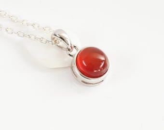 Rode carneool ketting in zilver met een kleine minimalistische hanger