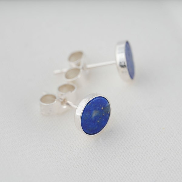 Boucle d'oreille lapis lazuli pierre naturelle en cabochon,  en argent. Bijou simple et minimaliste pour femme.