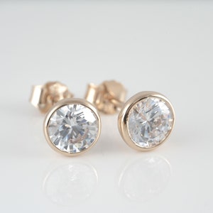 Imitation round diamond earring, 3mm, 4mm, 5mm and 6mm, small gold-plated stud or hypoallergenic stud earrings.