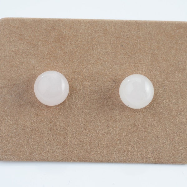 Brinco cabochão de pedra natural quartzo rosa, em prata. Jóias simples e minimalistas para mulheres.