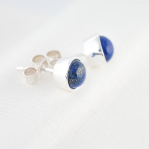 Lapis lazuli natural stone cabochon earring, in silver. Simple and minimalist jewelry for women.