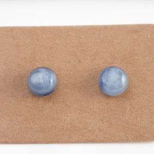 Kyaniet natuursteen cabochon oorbel, in zilver. Eenvoudige en minimalistische sieraden voor vrouwen.