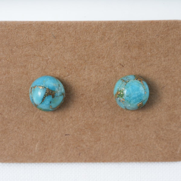 Turquoise kingman natural stone cabochon earring, in silver. Simple and minimalist jewelry for women.