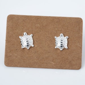 zilveren schildpadchipoorbellen, minimalistische oorknopjes voor vrouwen om aan te bieden.