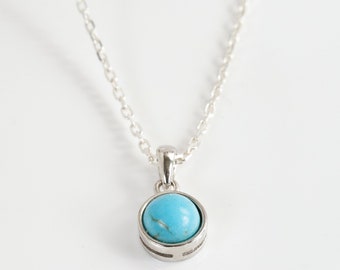 Türkisfarbene Cabochon-Halskette mit Anhänger und Silberkette. Minimalistischer Schmuck für jeden Tag – Vintage-Geschenk.