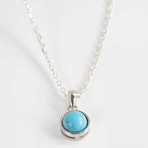 Collier turquoise cabochon avec pendentif et chaine en argent. Bijou minimaliste pour tous les jours - Cadeau vintage.