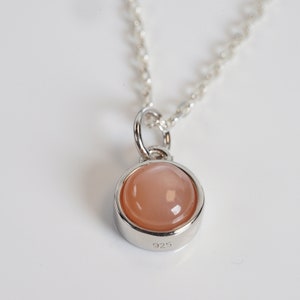 Natürliche Pfirsich-Mondstein-Cabochon-Halskette mit Silberanhänger und Kette, Damenschmuck