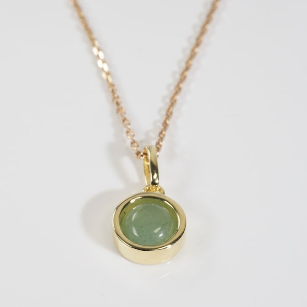 Collier aventurine naturelle plaqué or 18 carats avec  pendentif minimaliste. Pierre verte en cabochon pour femme.