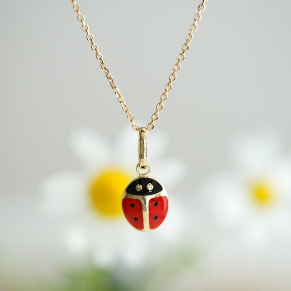 Collier coccinelle avec un pendentif et chaine plaqué or, bijou minimaliste pour enfants et femmes.