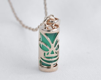 Hawaiian Tiki necklace with green agate, gold-plated chain and pendant (Polynesian or Tahitian), minimalist jewelry from the Pacific Islands