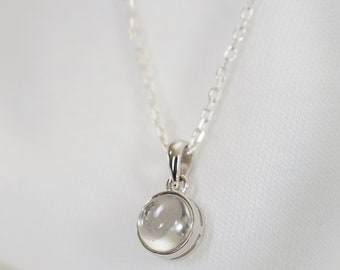 Naszyjnik kaboszon z naturalnego kryształu górskiego, ze srebrnym łańcuszkiem i zawieszką, minimalistyczna biżuteria dla kobiet.