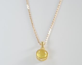 Collar de caledonia amarilla (piedra natural amarilla) con colgante minimalista dorado.