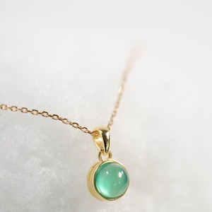 Collier onyx vert cabochon 6mm pendentif doré – Bijou pierre naturelle minimaliste femme – Cadeau élégant et raffiné.