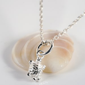 Cute little turtle pendant in silver (6-8mm)
