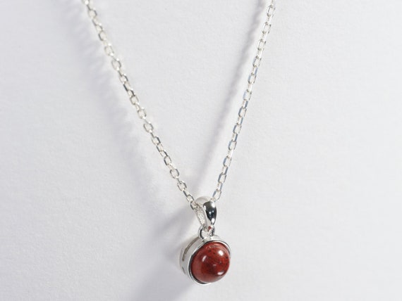Collier jaspe breschia (jaspe rouge) naturelle en cabochon, pendentif et chaine en argent. Bijou minimaliste et intemporel.