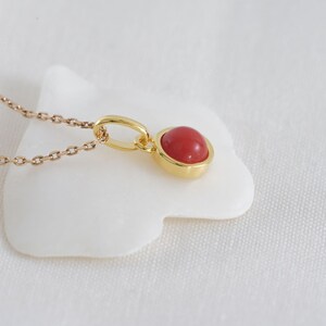 Collier ras du cou rouge et or - Un grand marché