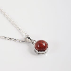 Collier jaspe breschia naturelle en cabochon, pendentif et chaine en argent.